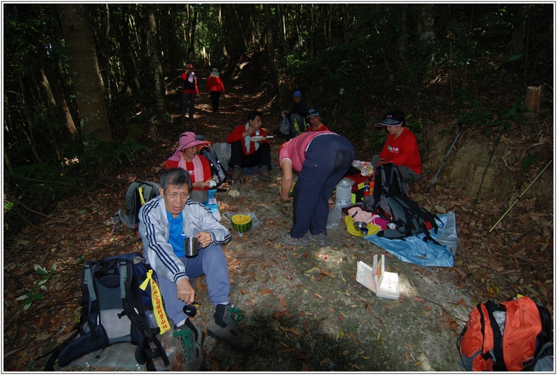 2012-10-07 11-18-30登山口午餐.JPG